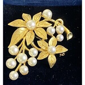 Vtg Signed Majorica Faux Pearl Rhinestone Gold Tone Floral Bouquet Brooch Pin